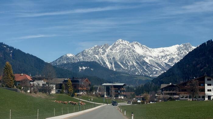 アルプス　チロルの古都　インスブルック　山　オーストリア