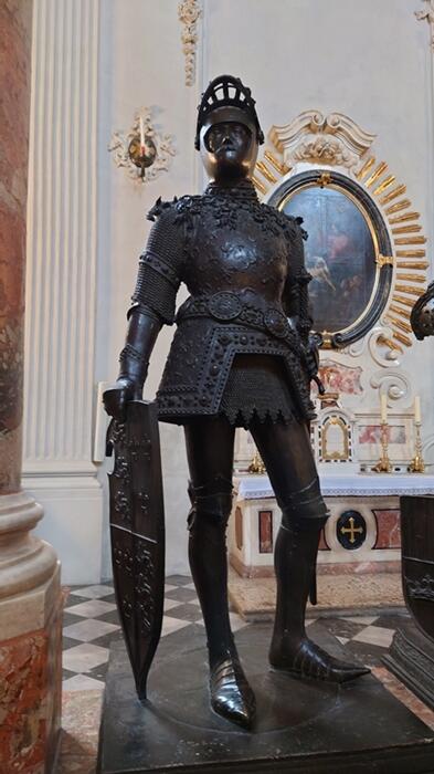 アルプス　チロルの古都　インスブルック　宮廷教会　アーサー王　オーストリア