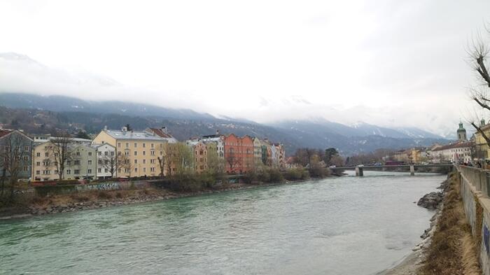 アルプス　チロルの古都　インスブルック　イン川　観光　オーストリア