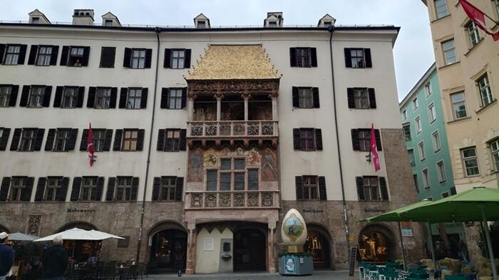 アルプス　チロルの古都　インスブルック　黄金の小屋根