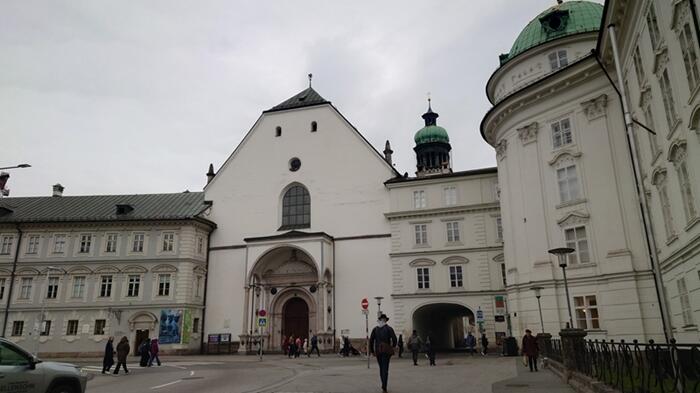 アルプス　チロルの古都　インスブルック　宮廷教会　オーストリア