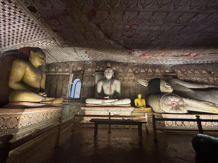 観光　スリランカ　古代都市　ダンブッラ　石窟寺院