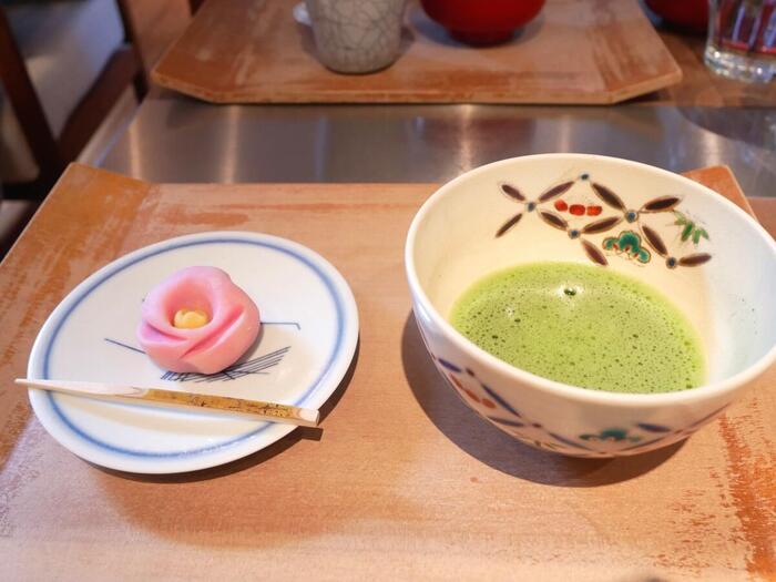 寒椿の上生菓子と抹茶のセット