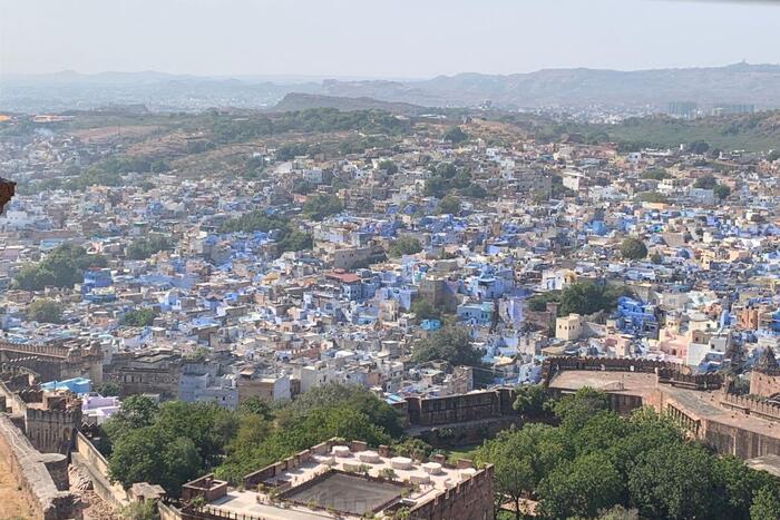 インドを一望する山と建物の景色