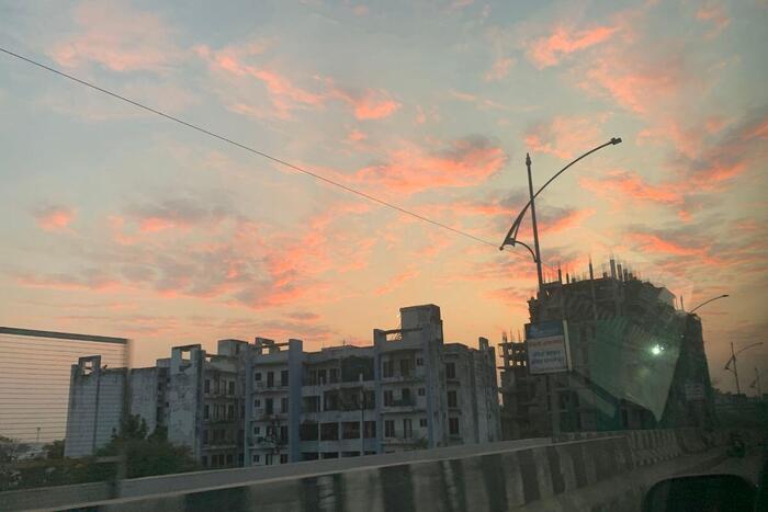 インドのビルの谷間の夕焼けの景色