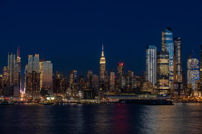 ニューヨークのビルと海の美しい夜景　