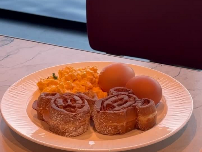 船上の朝食