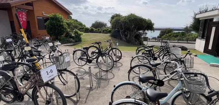 久高島のレンタサイクルがたくさん並んでいる