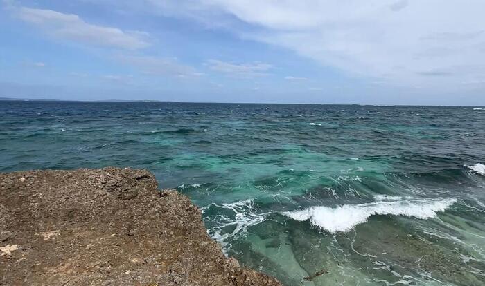 島の最北端ハビャーンの岩に波がうつ景色