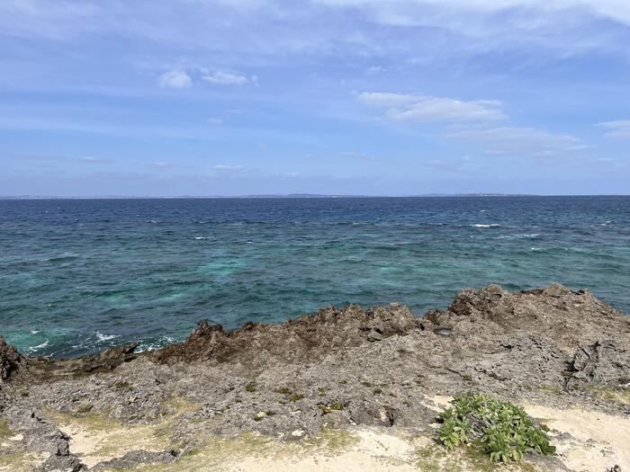 岩場から真っ青な海が広がる