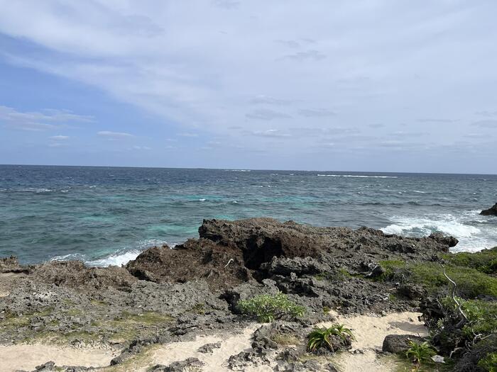 岩場に波がうちつけらえる綺麗な海