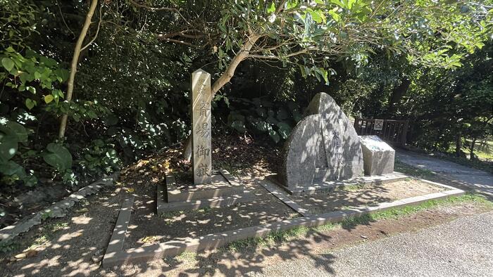 自然に囲まれた斎場御嶽の石碑　
