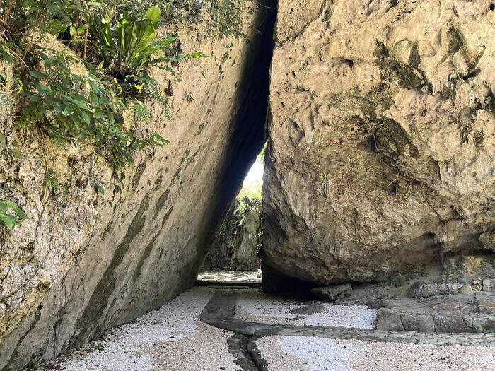 二つの巨大な岩が重なる三庫理
