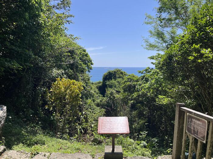 三庫理へと続く道の途中にも久高島の遙拝所から先に海がみえる