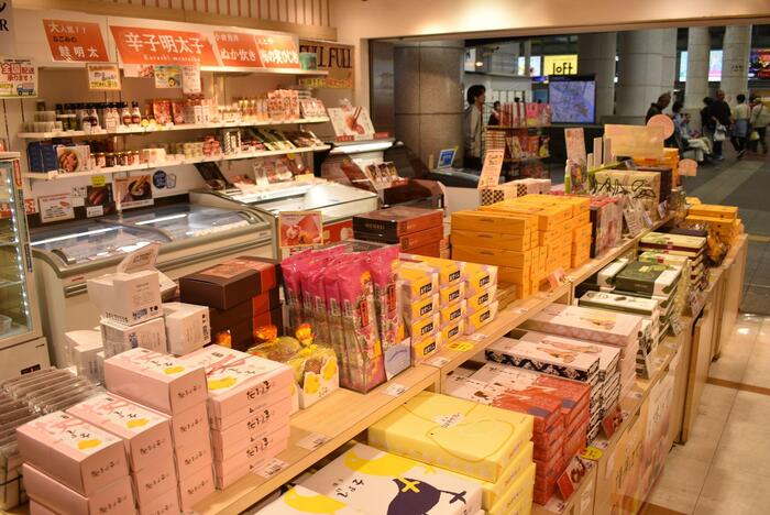 お土産品が並ぶ店内