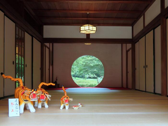 鎌倉市 観光 明月院　本堂　丸窓