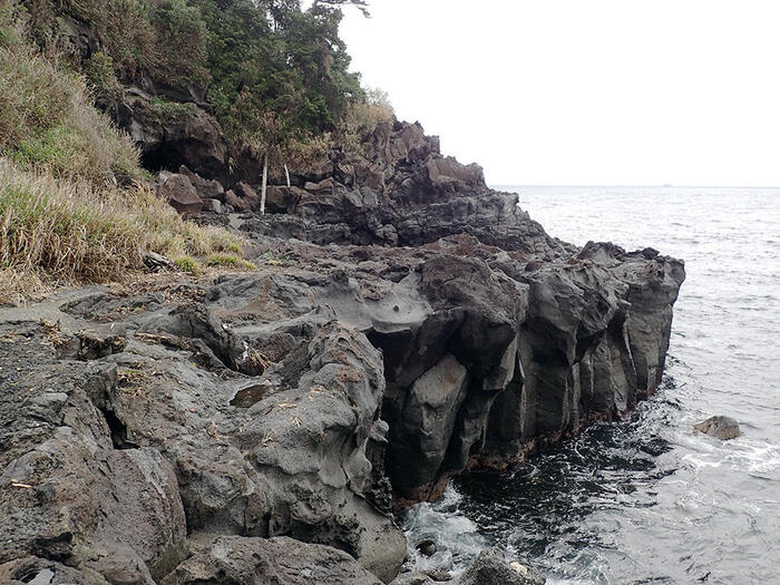 伊豆大島　岡田港　海岸　観光　散策　鉄砲場　岩陰遺跡