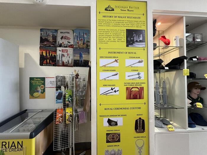 マレーシアの王宮らしいお土産が販売する店頭