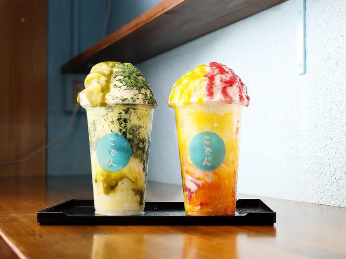 あずきや氷伝の2つのこでんの透明なカップにはいった色鮮やかなアイス