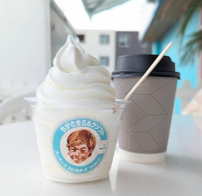 Plenty's Milk&Cheese Factoryのカップにはいったアイスとコーヒー
