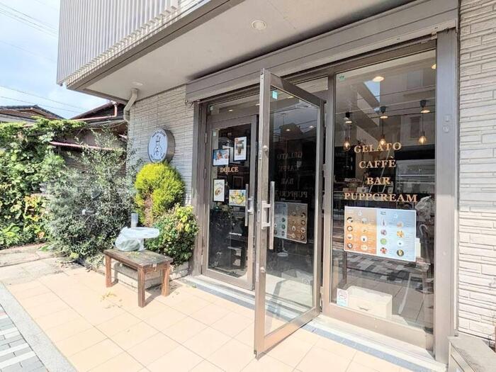 ガラス張りのNICO＆LEONE GELATERIA BARの店頭前 