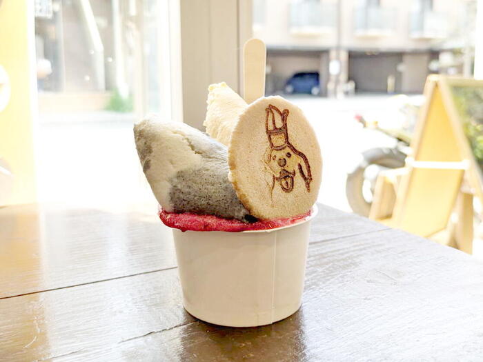 NICO&LEONE GELATERIABARのカップにはいったEOくんの焼き菓子がトッピングされたジェラート