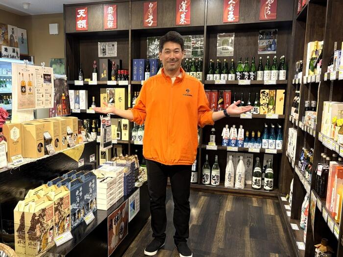 酒蔵館を代表の山川修平さんが案内するところ