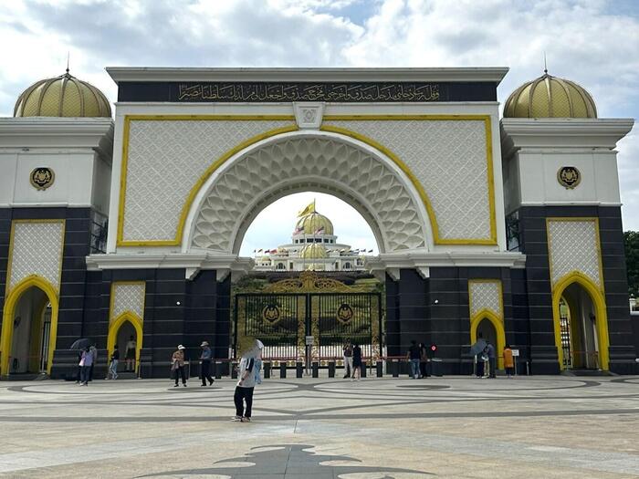 王宮（Istana Negara）王宮前には衛兵の姿と記念撮影する人たち