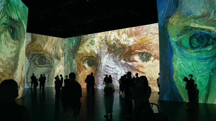 壁面に映し出されるゴッホの絵画、没入型アート