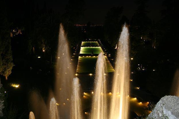 ライトアップされた池がどこまでも続く、夜の庭園の幻想的な見下ろし