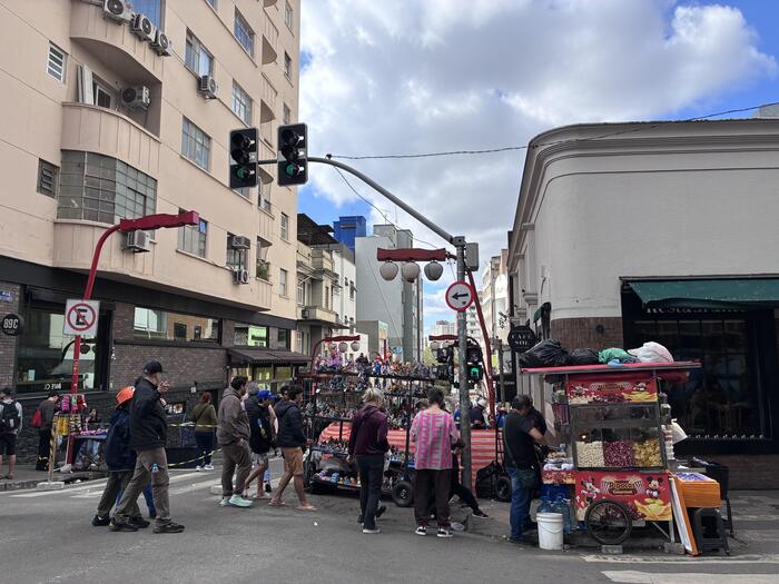 サンパウロのリベルダージの店が並ぶ通り、日本の市場のようになっている。