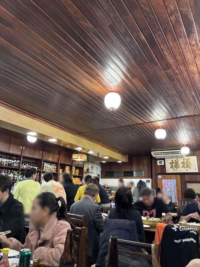 サンパウロのリベルダージの中華の店内、にぎわっている様子