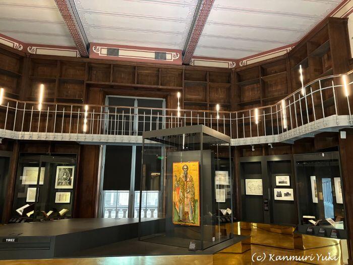 木を基調としたロトンドの展示 内観