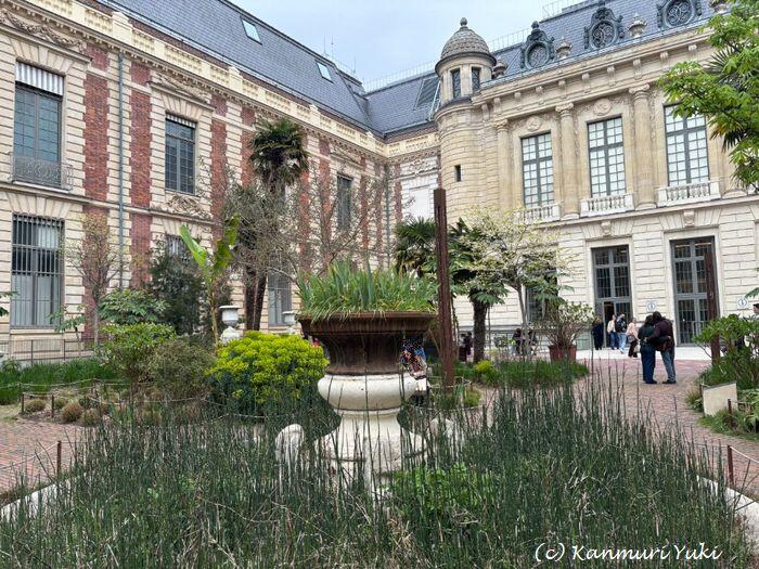 中庭から見たフランス美術館　リシュリュー館の外観 