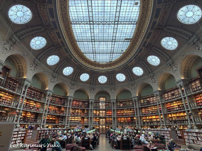図書ルーム、閲覧室サル・オヴァルの閲覧する人たち広いガラス窓