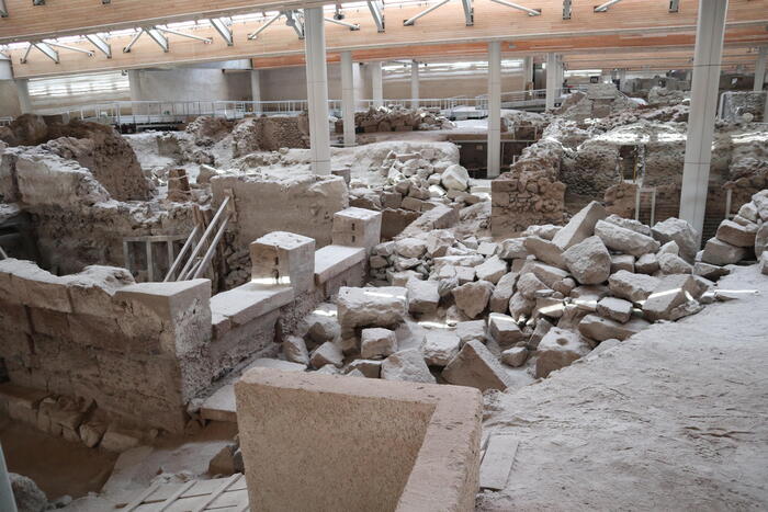 屋根付きの古代ティラ、古代遺跡が並ぶ