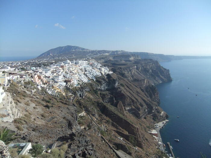 サントリーニの島の中心地フィラの岩と海の遠景
