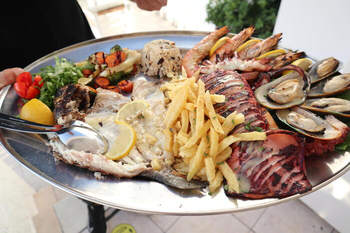 大皿にのった海鮮ギリシャ料理