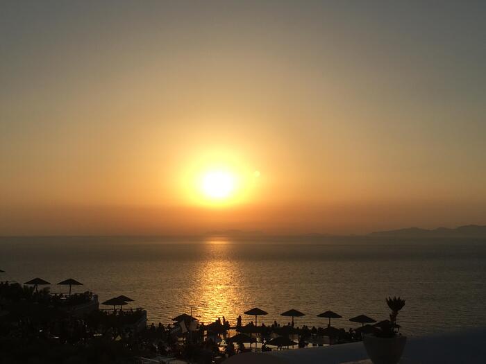 海に沈むイアの美しい夕陽
