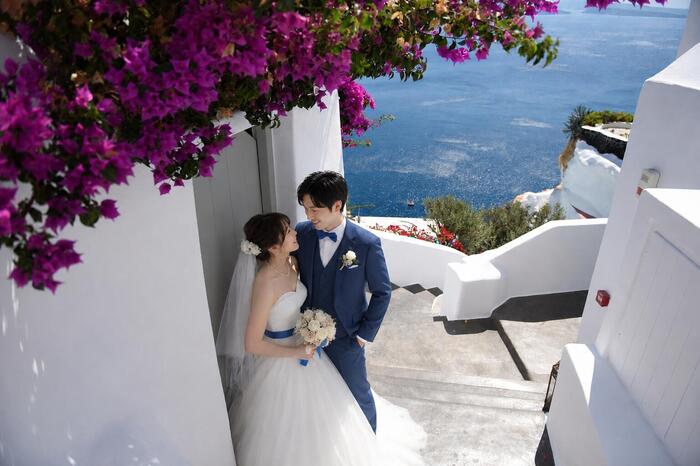サントリーニ島のホテルで挙式をする新婦新婦