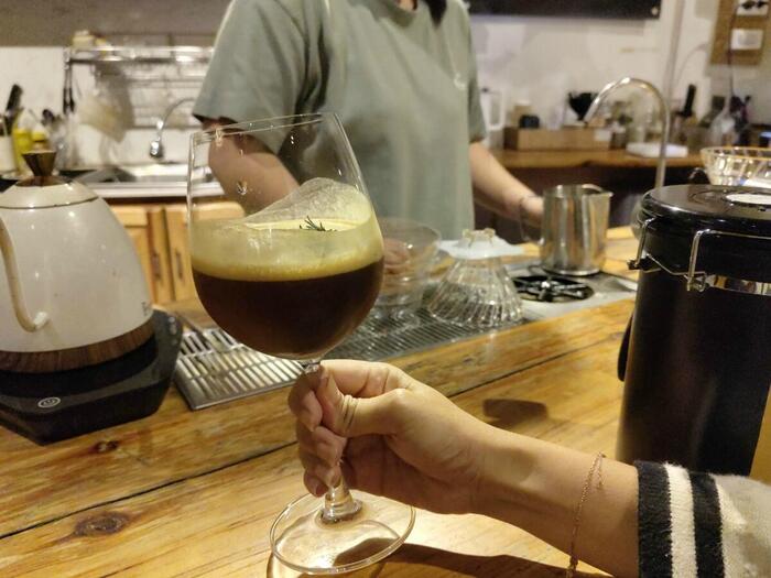 カフェでバリスタのコーヒーを店内で飲んでいる様子