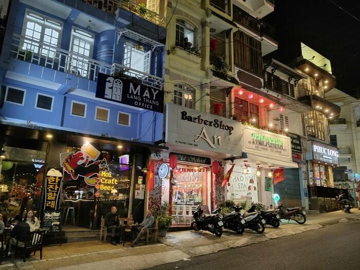 ダラット市場の夜の飲食店やお土産ショップ