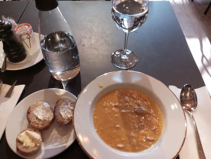 Bistro Nobelで豆のスープとバンの料理