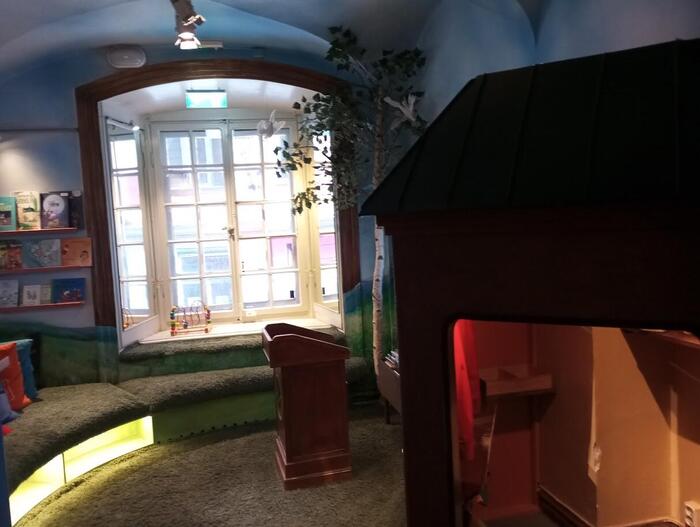 ノーベル博物館の絵本が置かれた窓がある部屋
