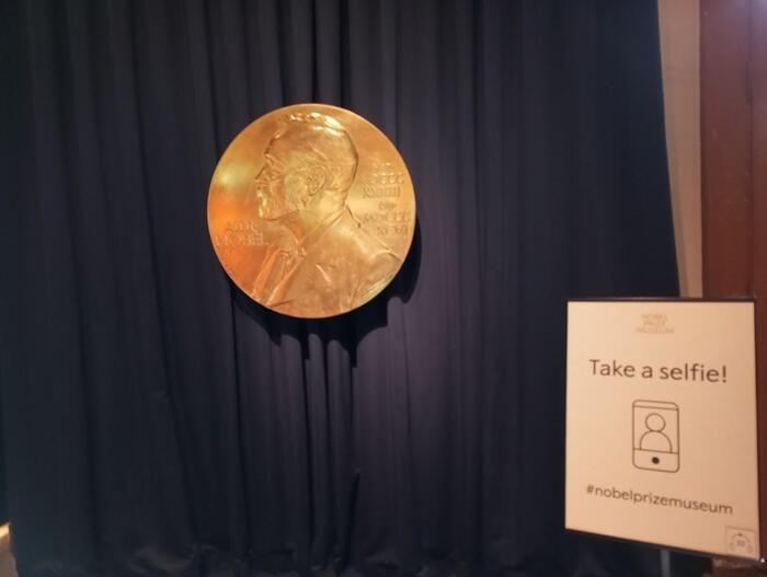 ノーベル賞博物館のシンボルの丸い金色のノーベル氏の肖像のフォトスポット