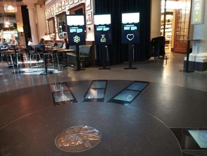 ノーベル賞博物館の丸テーブルと落ち着いた館内