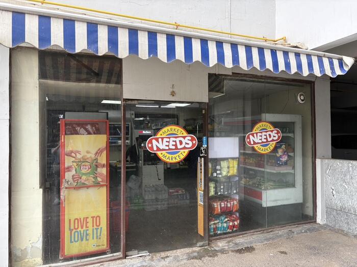 ブルーストライプのテントのインドの売店前の外観