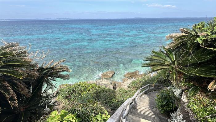 階段から真っ青な海が見える絶景