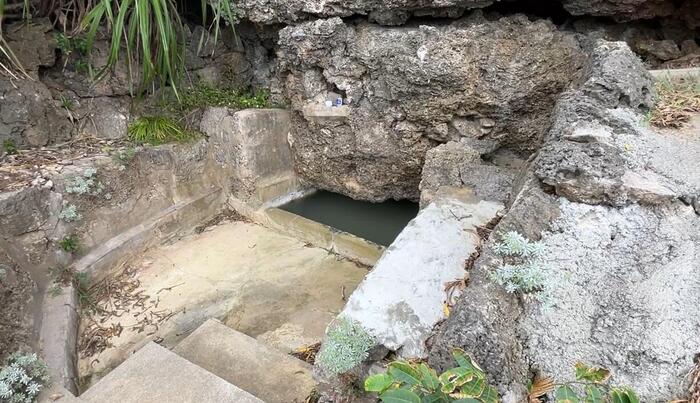 岩の間からヤグルガー、湧き水がわいている