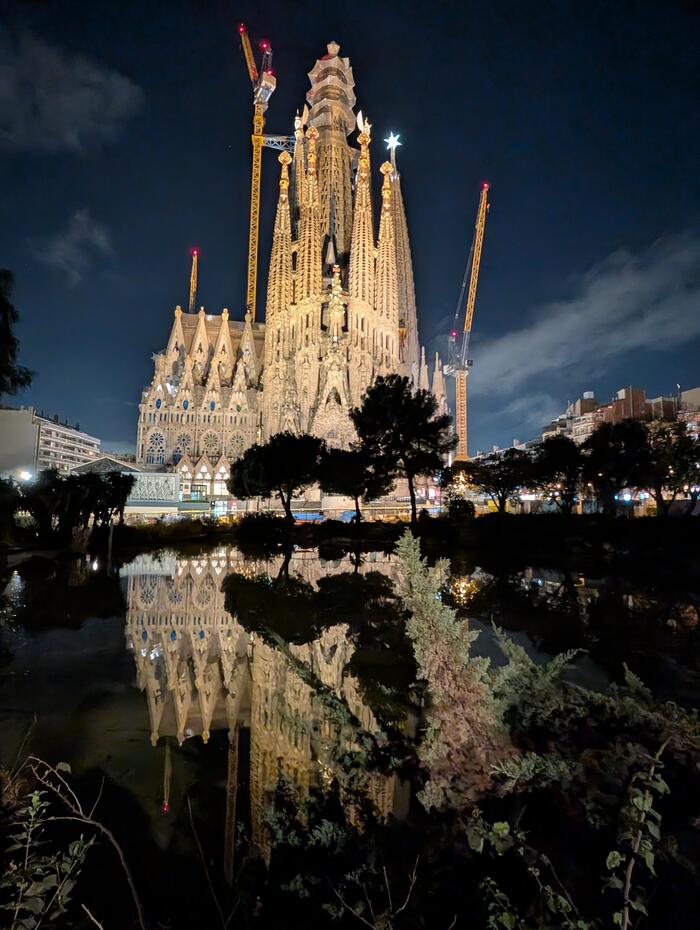 夕方に水面に映る美しいサグラダ・ファミリア